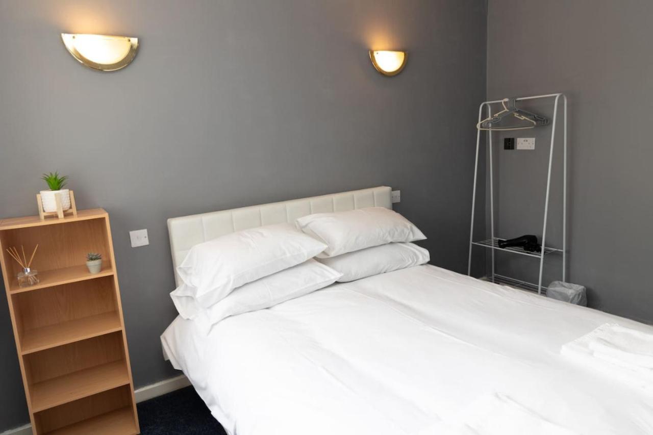 3 Bed Home Sleeps 8 People Located 1 Min From Train Stop - Otley Terrace Oldham Exterior foto