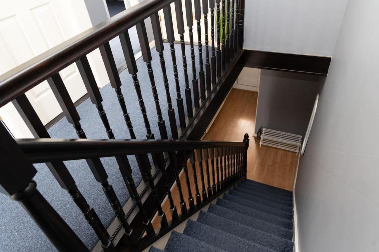 3 Bed Home Sleeps 8 People Located 1 Min From Train Stop - Otley Terrace Oldham Exterior foto