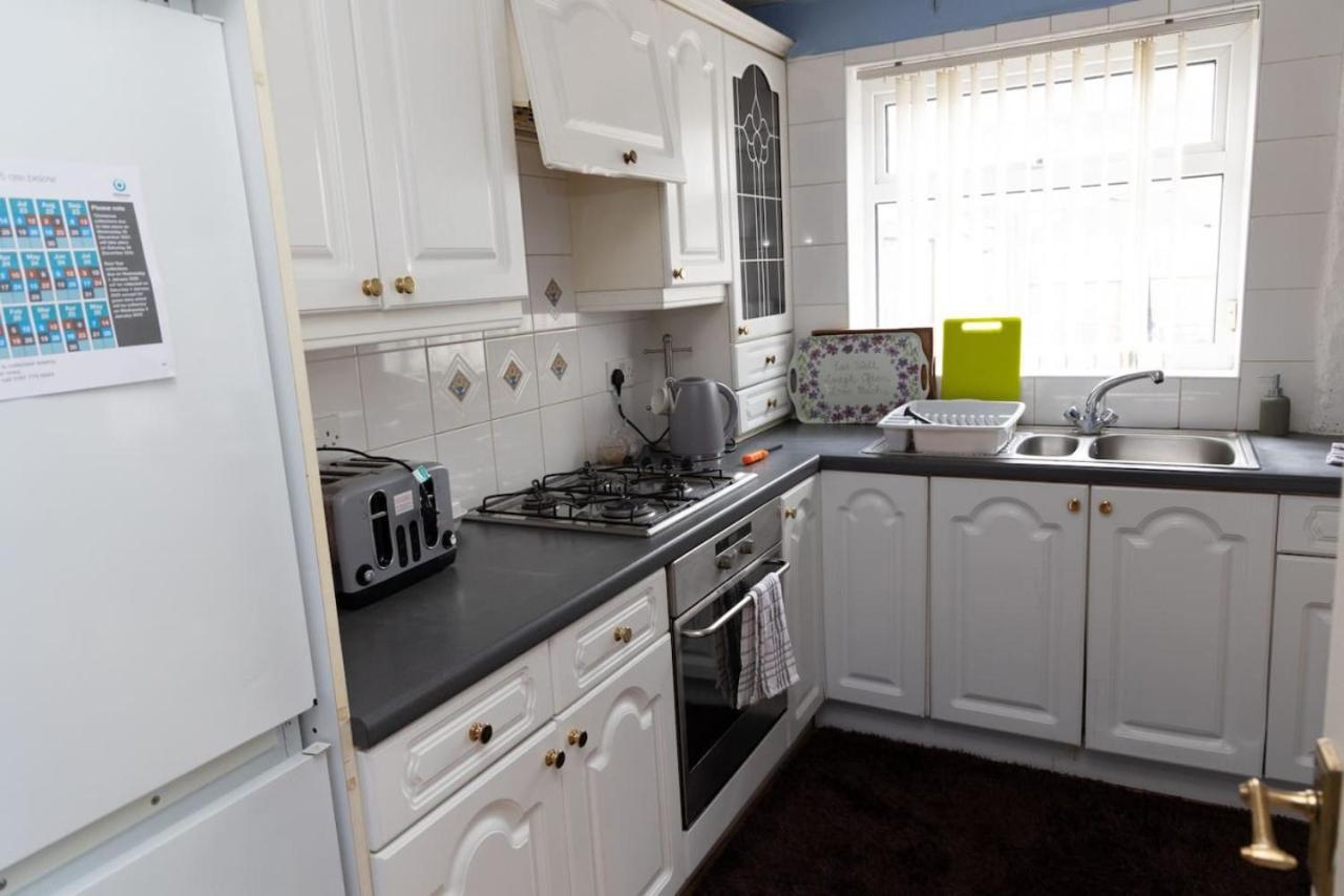 3 Bed Home Sleeps 8 People Located 1 Min From Train Stop - Otley Terrace Oldham Exterior foto