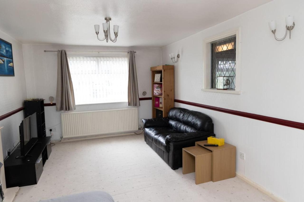 3 Bed Home Sleeps 8 People Located 1 Min From Train Stop - Otley Terrace Oldham Exterior foto